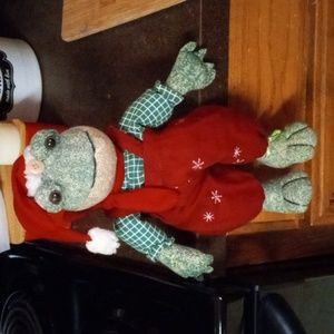 This is a old vintage Christmas frog inside his body he is beaded to sit down ❤️